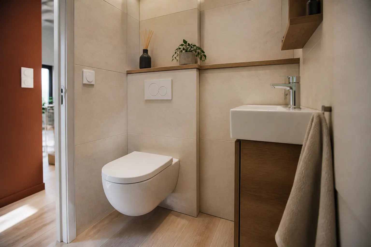 Petit WC moderne avec toilette suspendue, lavabo discret et espace étroit, illustrant la dimension wc en rénovation.