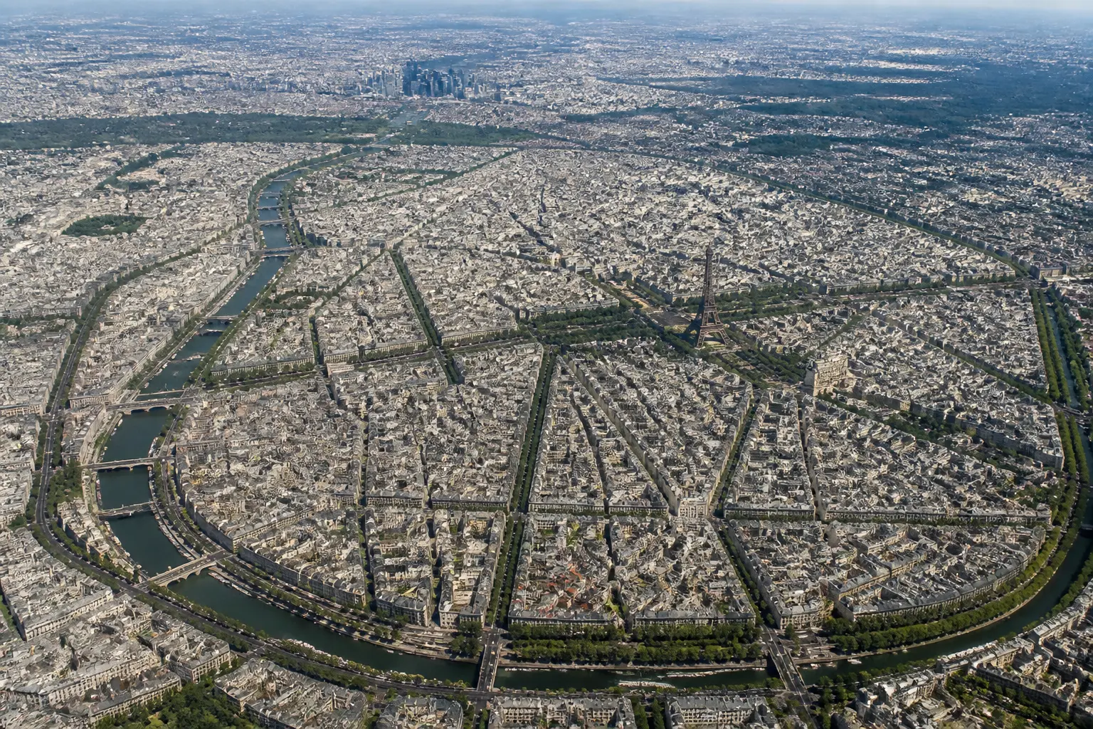 Paris intramuros vu d’en haut, carte urbaine réaliste avec Seine, toits haussmanniens et périphérique en bordure