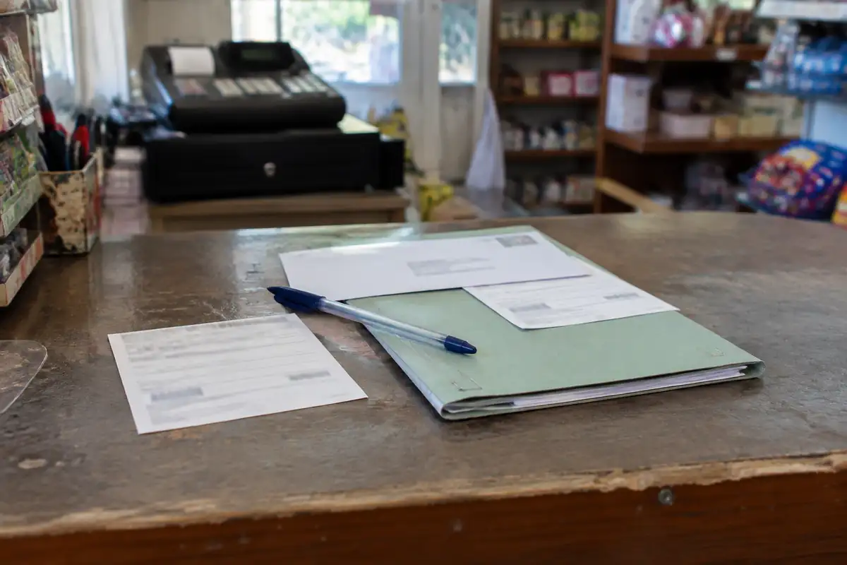 Courrier recommandé et dossier posés sur le comptoir d'un local commercial