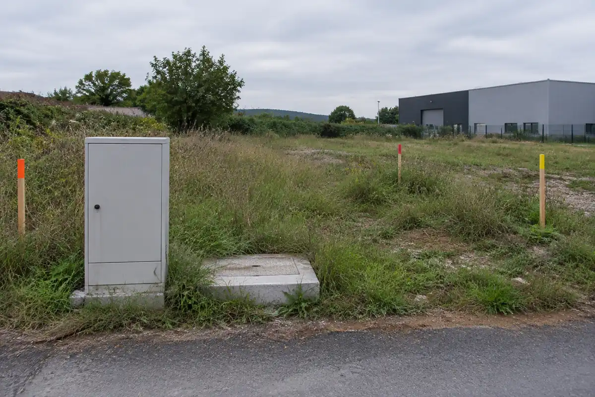 Viabiliser un terrain : ce qui est compris dans « viabilisé », ce qui reste à payer, et dans quel ordre